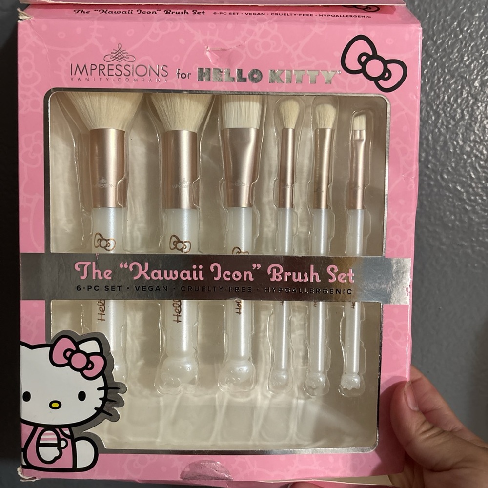 Hello Kitty Pink and White Makeup Brush Set